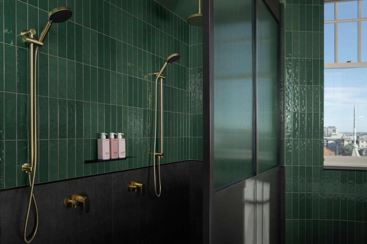 Qt Newcastle Hotell Eksteriør bilde Bathroom with shower