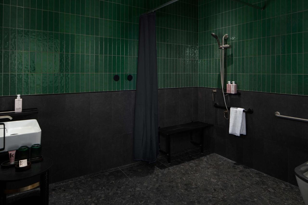 Qt Newcastle Hotell Eksteriør bilde A shower with a shower curtain