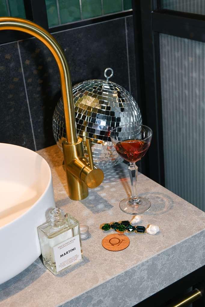 Qt Newcastle Hotell Eksteriør bilde A disco ball in a bathroom