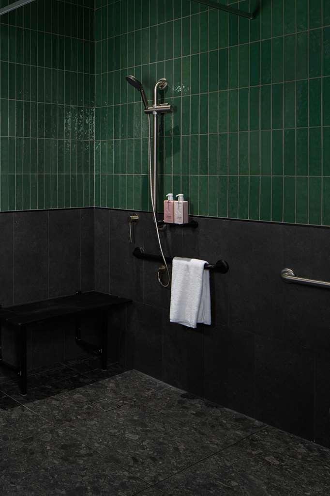 Qt Newcastle Hotell Eksteriør bilde A shower in a Japanese onsen