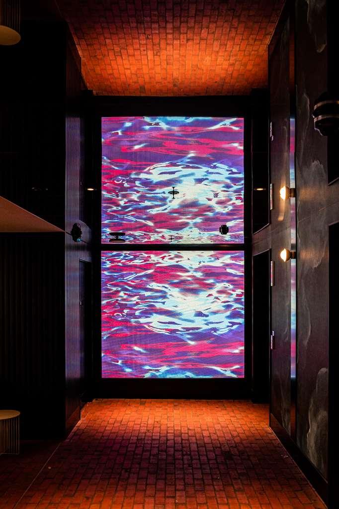 Qt Newcastle Hotell Interiør bilde The 10-metre-high (33 ft) glass wall in the foyer